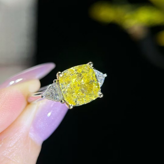 What details do you need to pay attention to when customizing an engagement ring